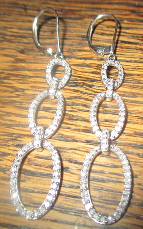 xxM1233M 14K gold three oval link diamond drop earrings.Takst - Valuation N.Kr. 17 000.